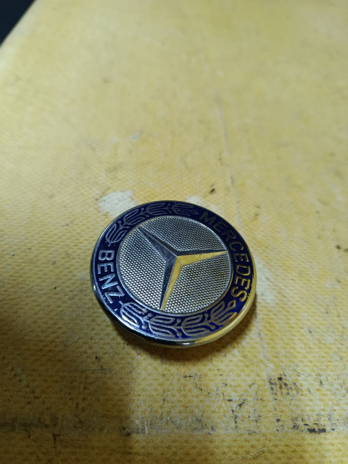 Эмблема A2048170616 на Mercedes-Benz C-Class W204 Фото 2