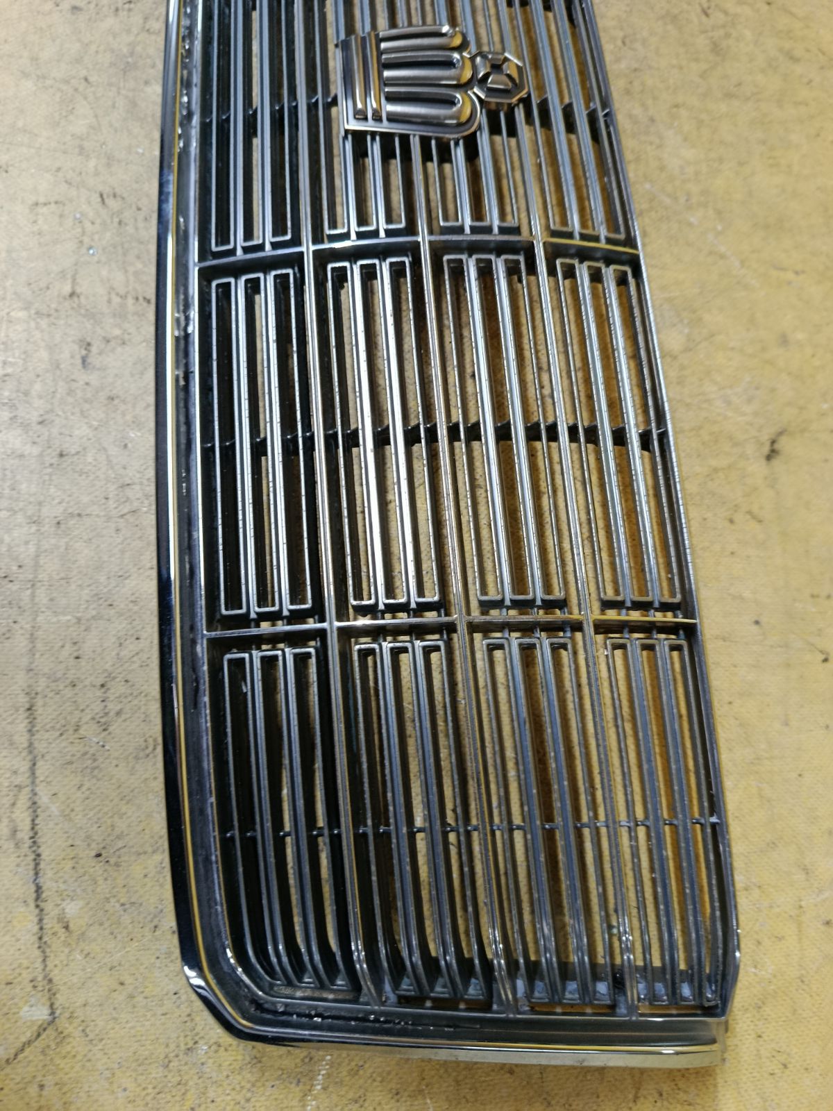 Решетка радиатора 53111-30670 на Toyota Crown JZS153 Фото 3