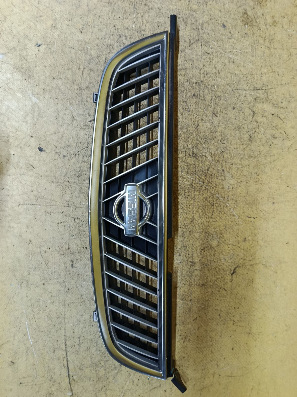 Решетка радиатора 62392-4M440 на Nissan Sunny FB15 Фото 1