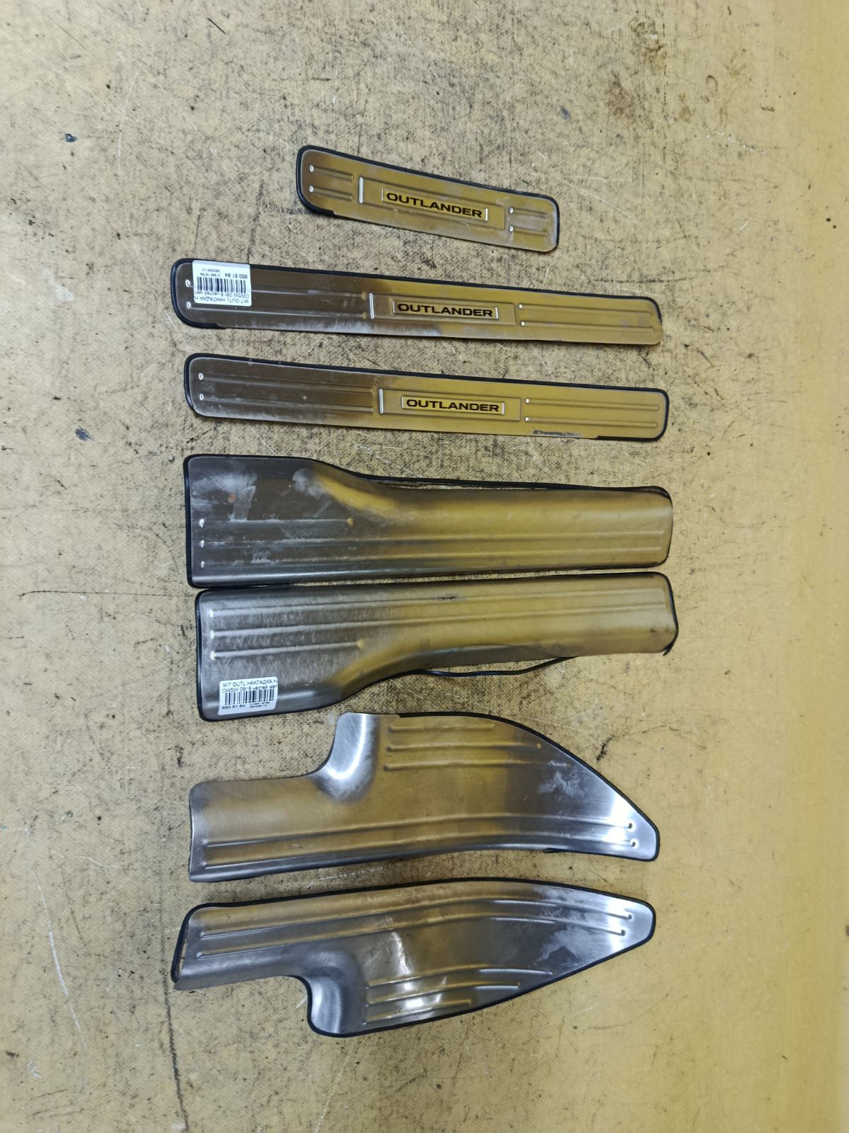 Накладка на порог салона на Mitsubishi Outlander CW5W Фото 1