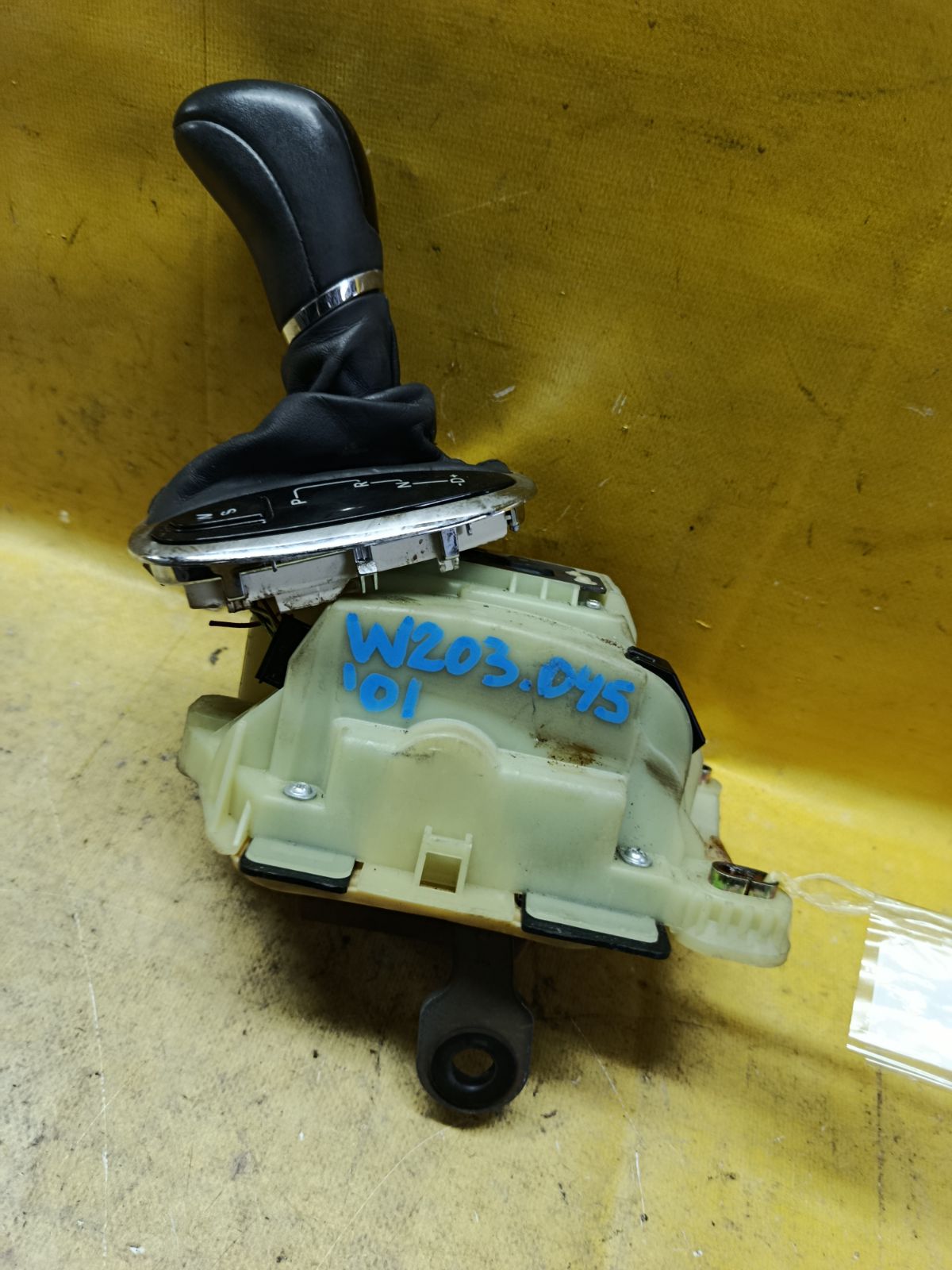 Ручка КПП A2032672524 на Mercedes-Benz C-Class W203.045 Фото 1