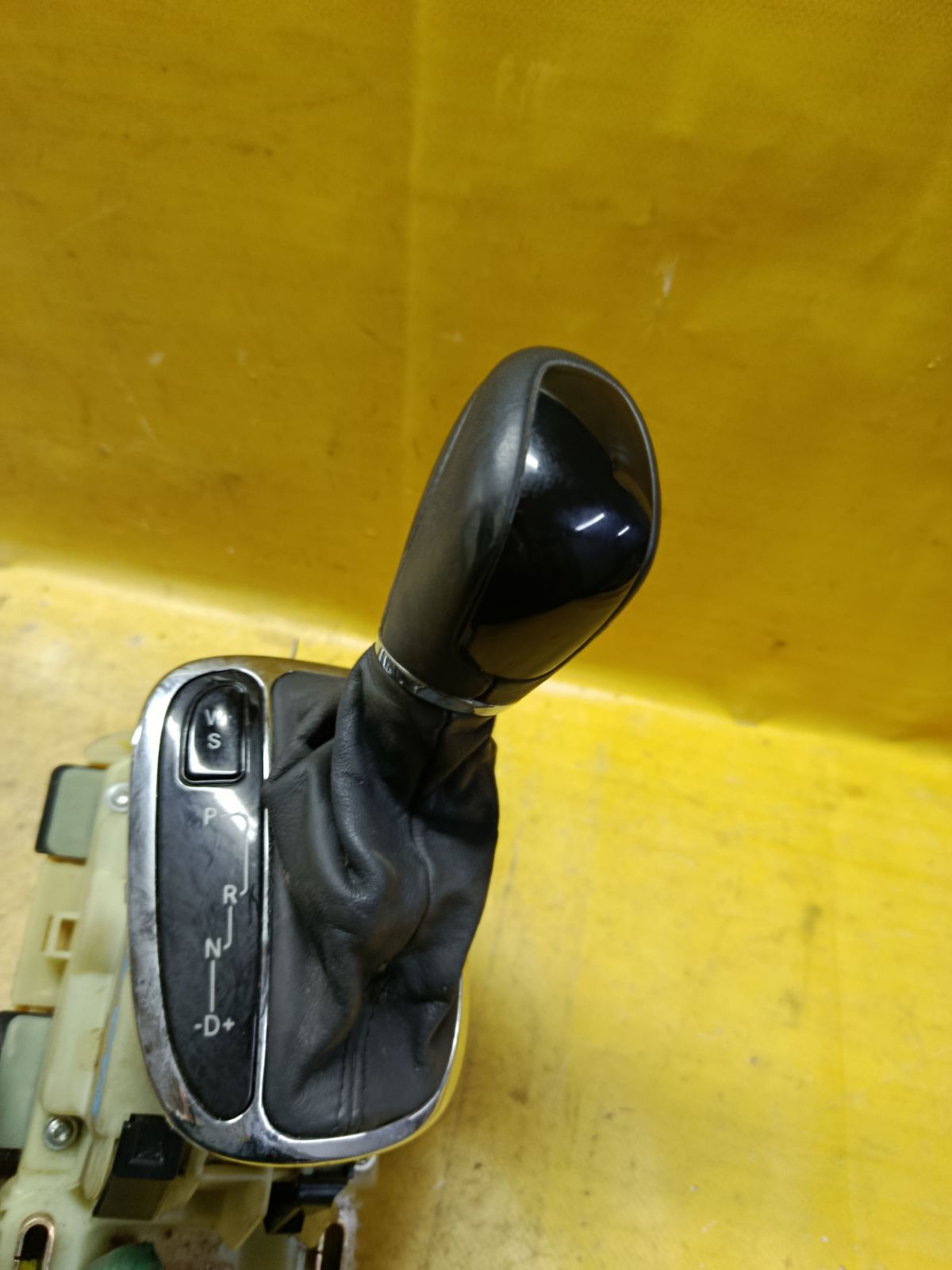 Ручка КПП A2032672524 на Mercedes-Benz C-Class W203.045 Фото 3