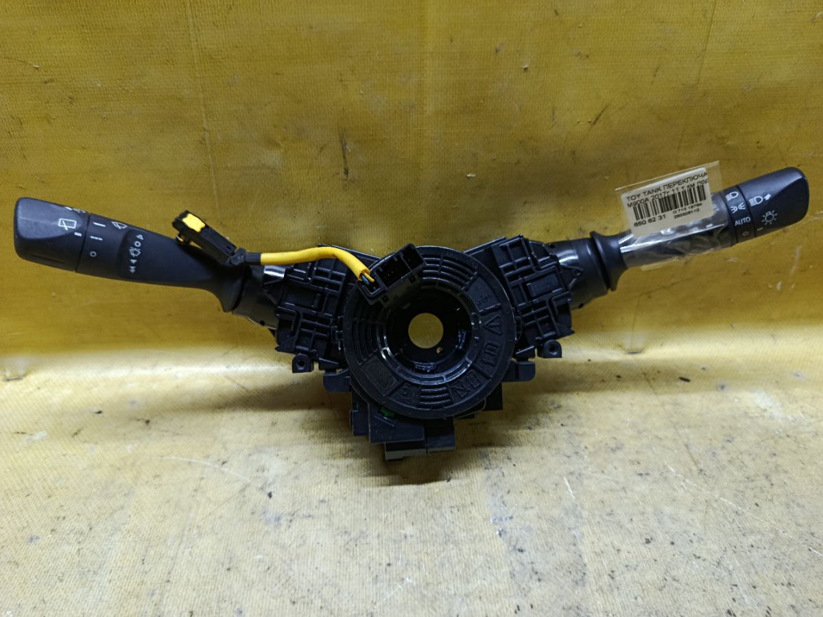 Переключатель поворотов на Toyota Tank M900A Фото 1