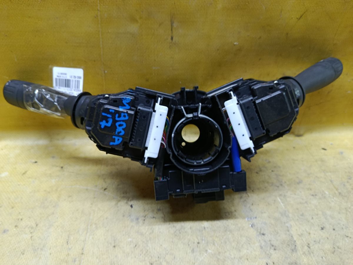 Переключатель поворотов на Toyota Tank M900A Фото 2