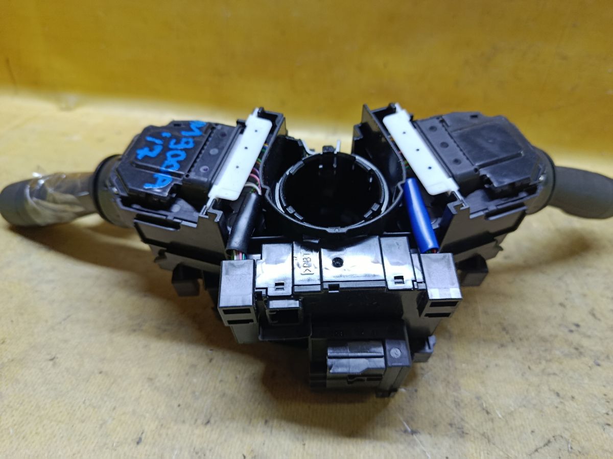 Переключатель поворотов на Toyota Tank M900A Фото 3