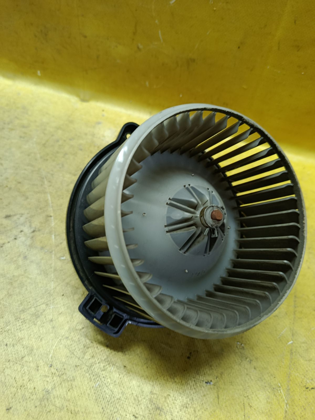 Мотор печки на Subaru Legacy Wagon BH5 Фото 2