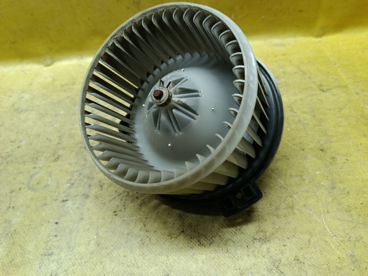 Мотор печки 87103-12050 на Toyota Premio AZT240 Фото 2