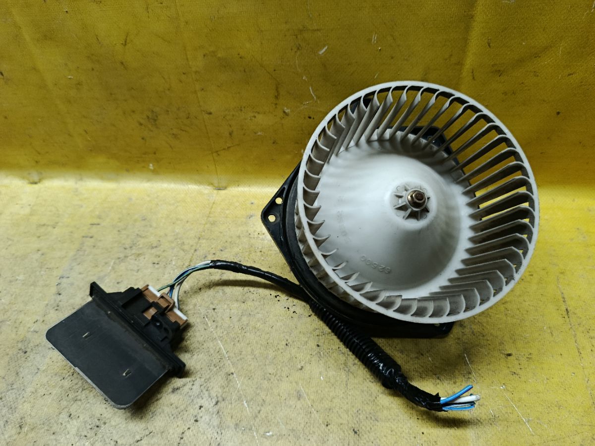 Мотор печки на Nissan Expert VNW11 Фото 2