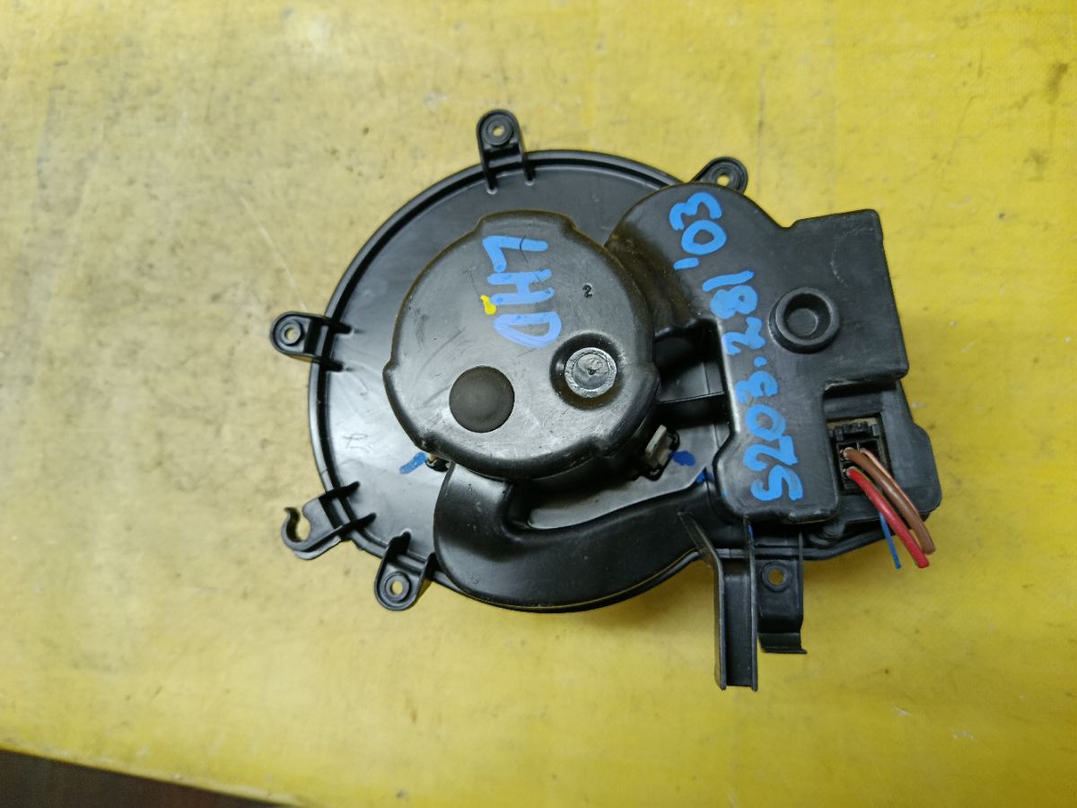 Мотор печки A2038202514 на Mercedes-Benz C-Class Station Wagon S203.281 Фото 1