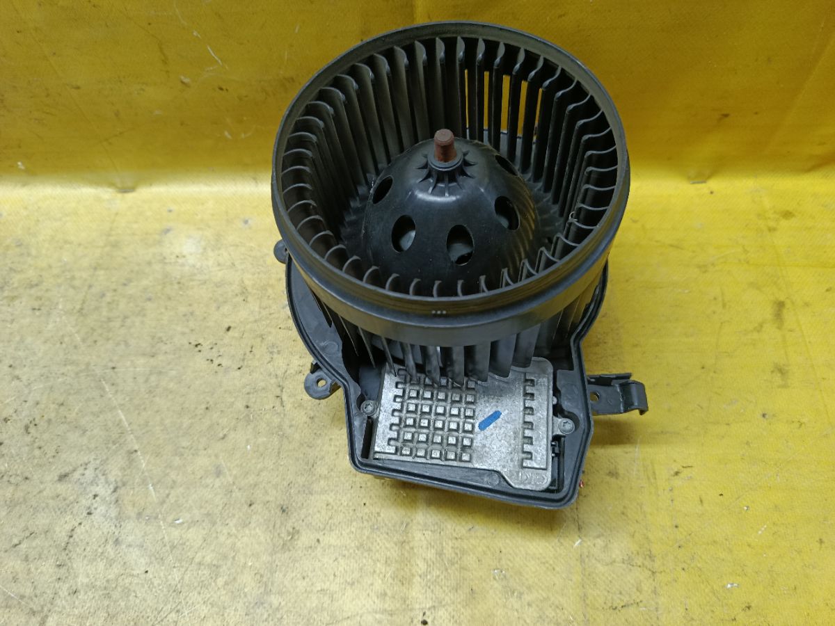 Мотор печки A2038202514 на Mercedes-Benz C-Class Station Wagon S203.281 Фото 2