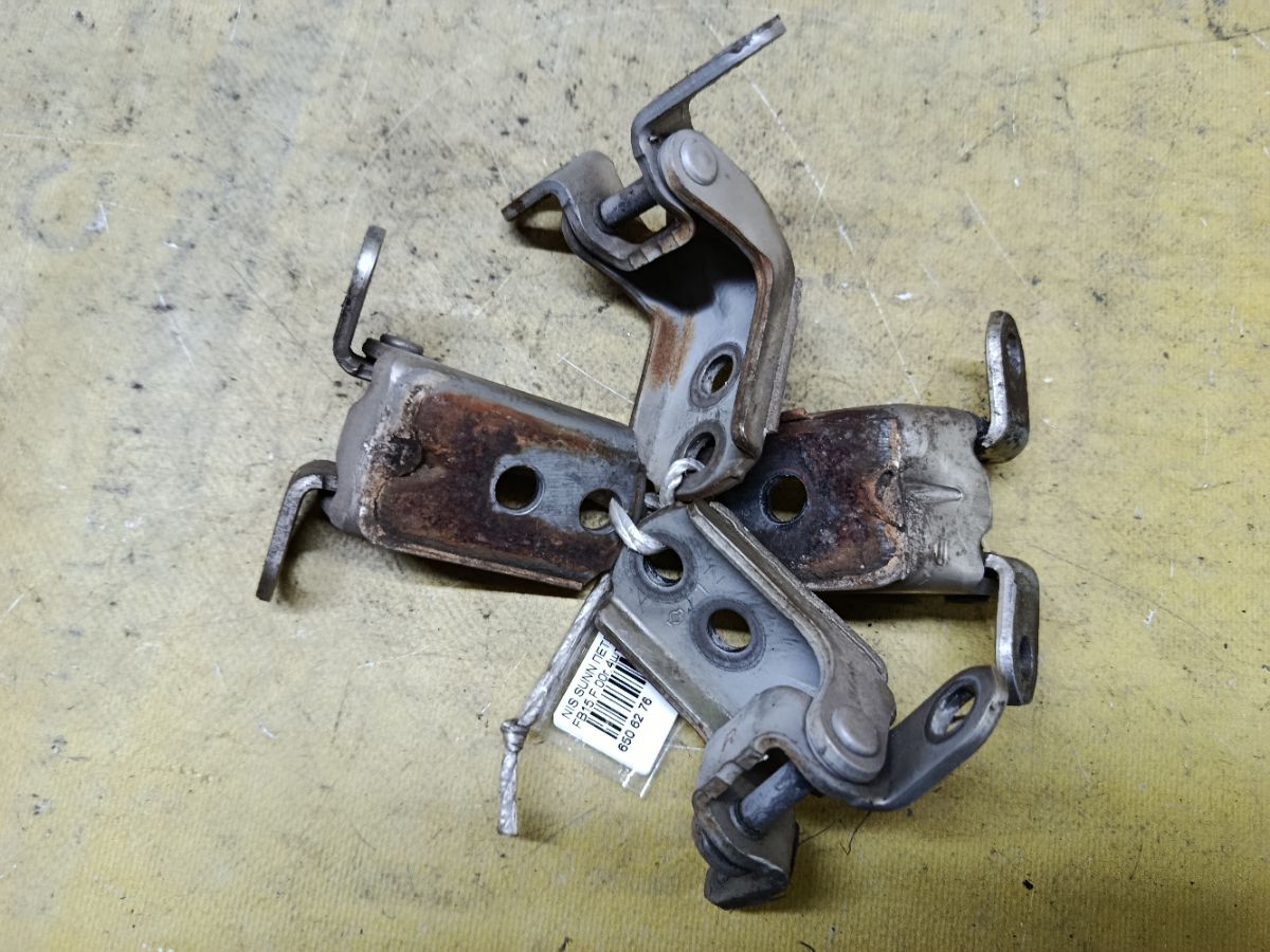 Петля двери шарнирная на Nissan Sunny FB15 Фото 2