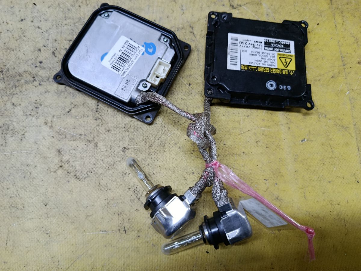 Блок розжига ксенона 85967-20010 на Toyota Estima ACR50W Фото 1