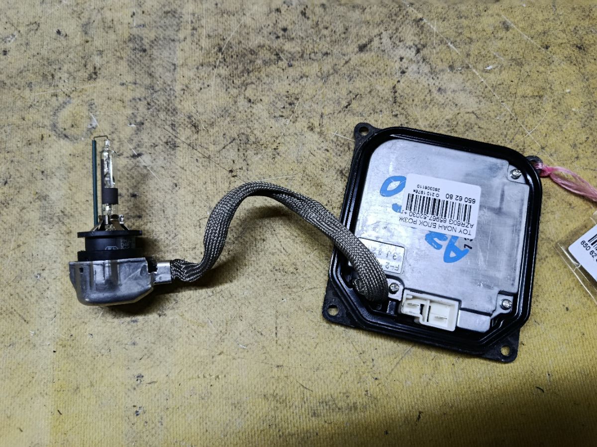 Блок розжига ксенона 85967-52030 на Toyota Noah AZR60G Фото 1