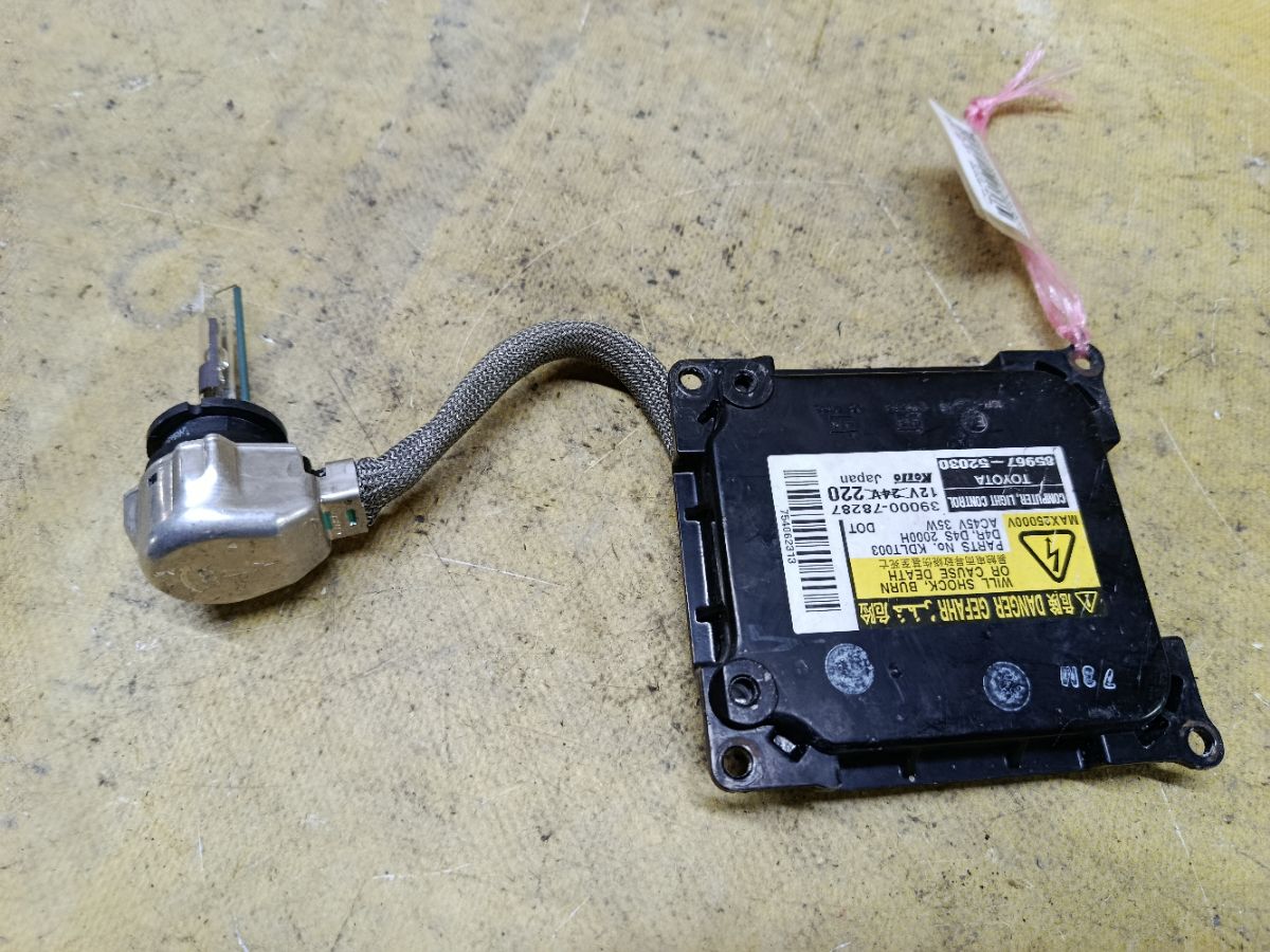 Блок розжига ксенона 85967-52030 на Toyota Noah AZR60G Фото 2