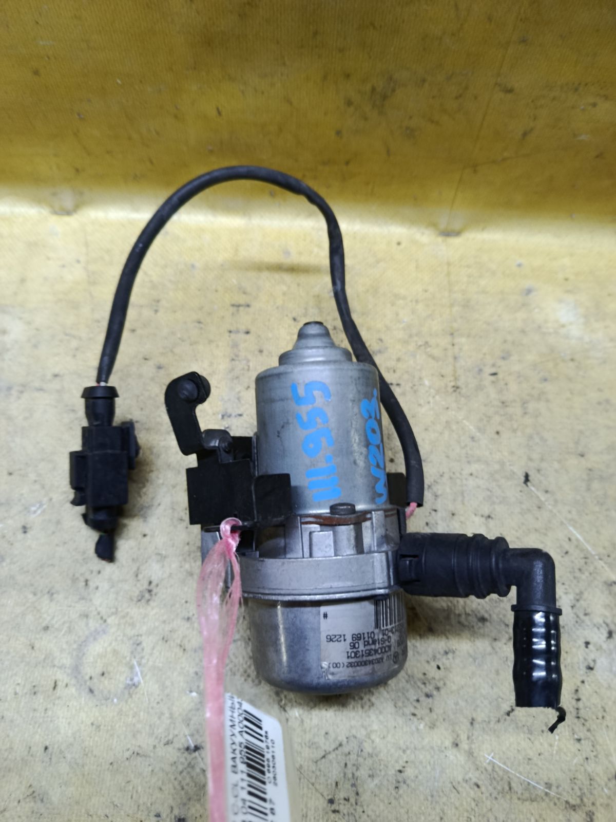 Вакуумный насос A0004351301, A2034300032 на Mercedes-Benz C-Class W203.045 111.955 Фото 1