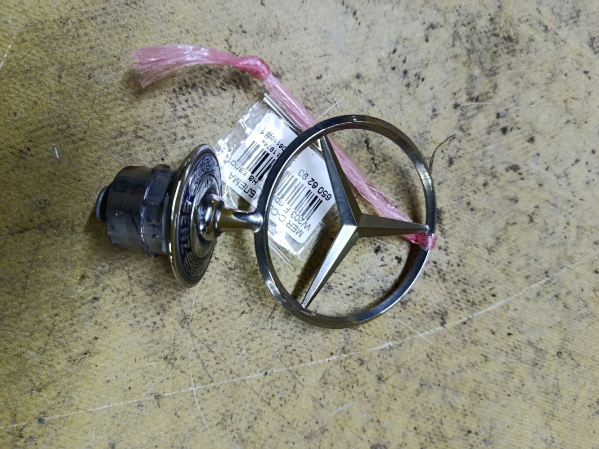 Эмблема на Mercedes-Benz C-Class W203 Фото 1