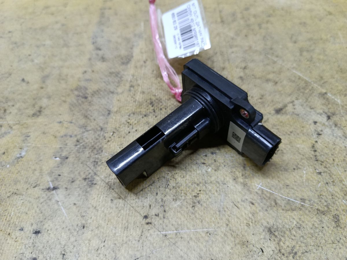 Датчик расхода воздуха MR985187 на Mitsubishi Outlander CW5W 4B12 Фото 1