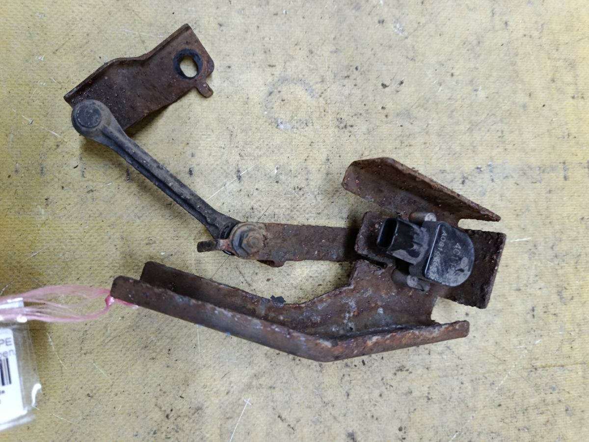 Датчик регулировки наклона фар на Toyota Corolla Fielder NZE164G Фото 1