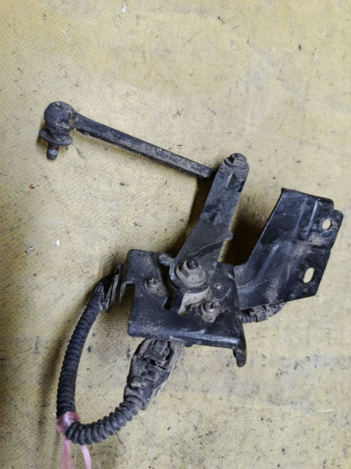 Датчик регулировки наклона фар на Mitsubishi Outlander CW5W Фото 2