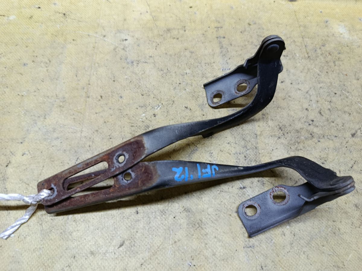 Крепление капота на Honda N-Box JF1 Фото 1