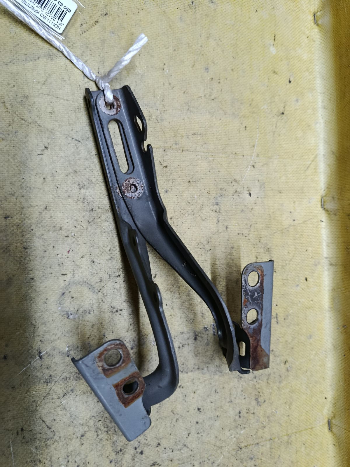 Крепление капота на Honda N-Box JF1 Фото 2