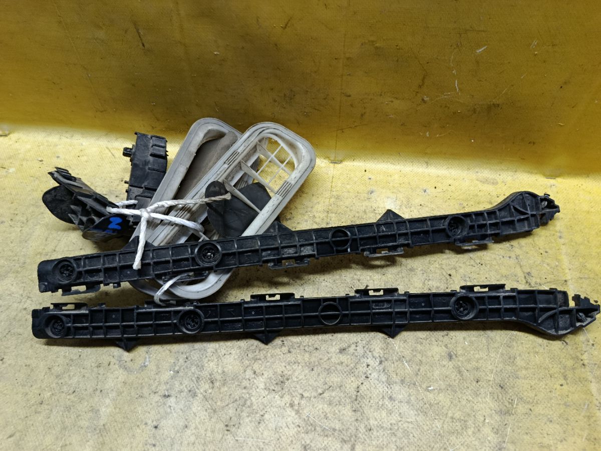 Крепление бампера 52575-13060, 52576-13060, 52563-13030, 52562-13060 на Toyota Corolla Fielder NZE144G Фото 1