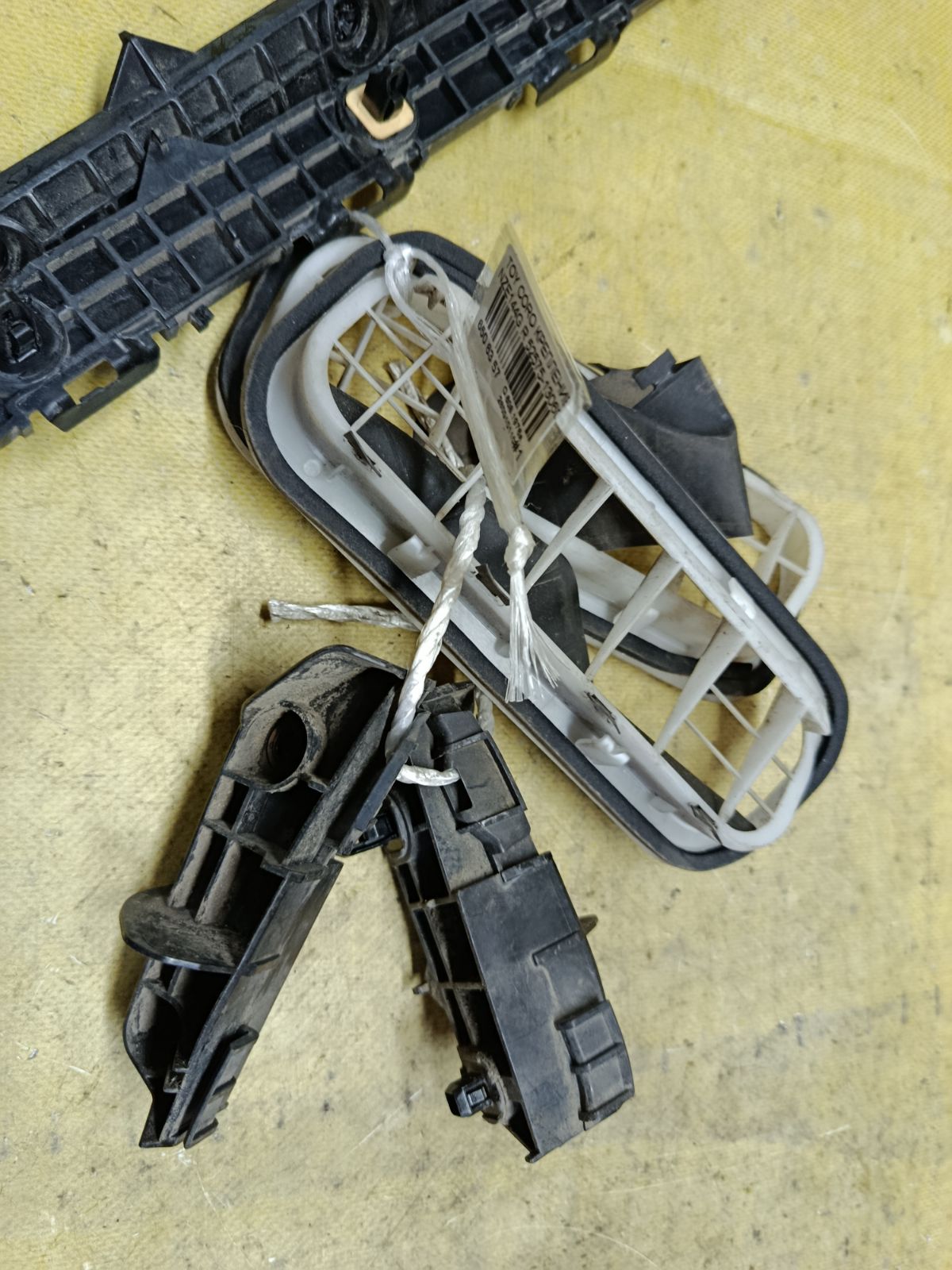 Крепление бампера 52575-13060, 52576-13060, 52563-13030, 52562-13060 на Toyota Corolla Fielder NZE144G Фото 5