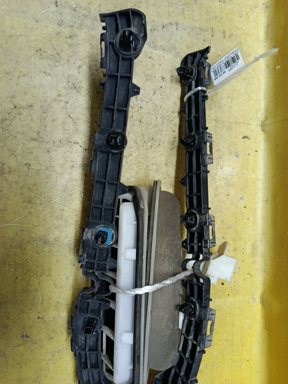 Крепление бампера 52575-13070, 52576-13070, 52562-13070, 52563-13040, 62940-30150 на Toyota Corolla Fielder NZE164G Фото 2