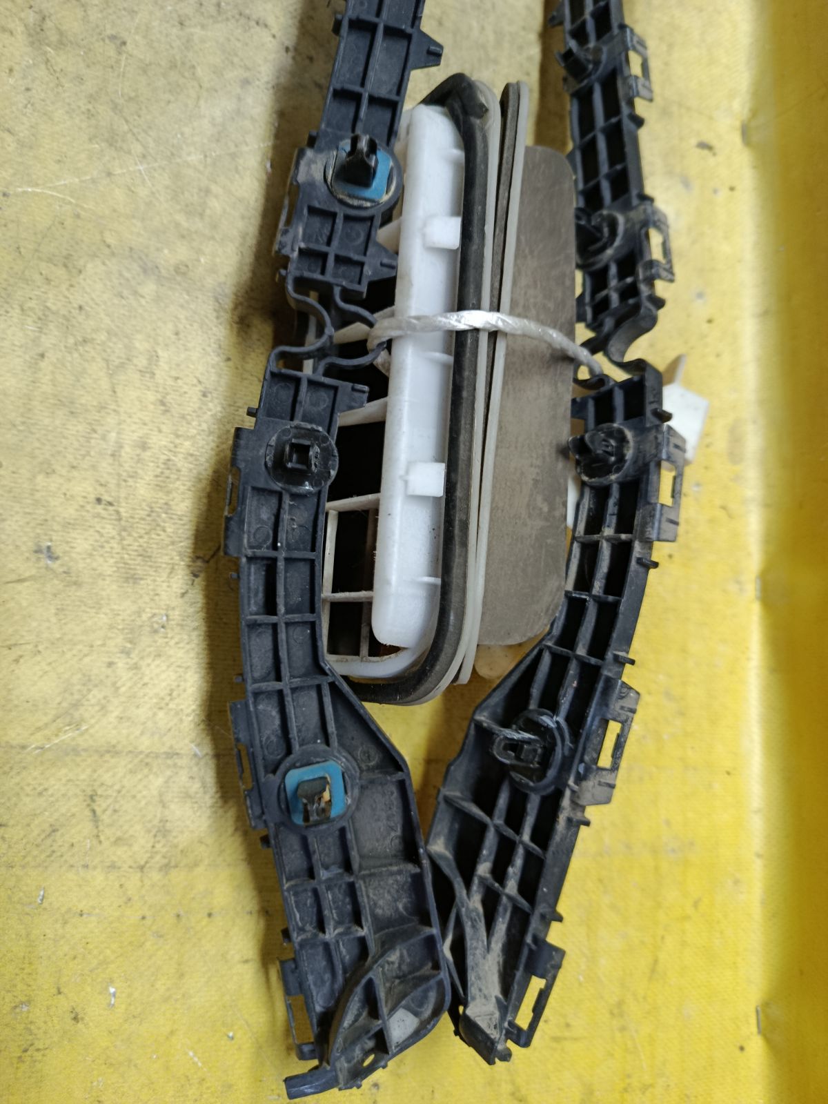 Крепление бампера 52575-13070, 52576-13070, 52562-13070, 52563-13040, 62940-30150 на Toyota Corolla Fielder NZE164G Фото 3