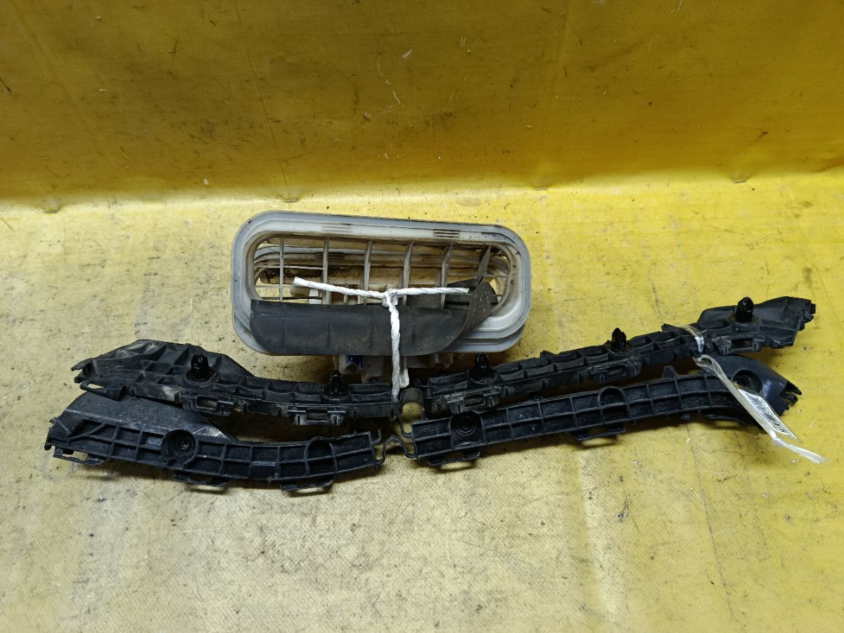 Крепление бампера 52575-12200, 52576-12200, 52563-12130, 52562-12210, 62940-30150 на Toyota Corolla Axio NZE164 Фото 1