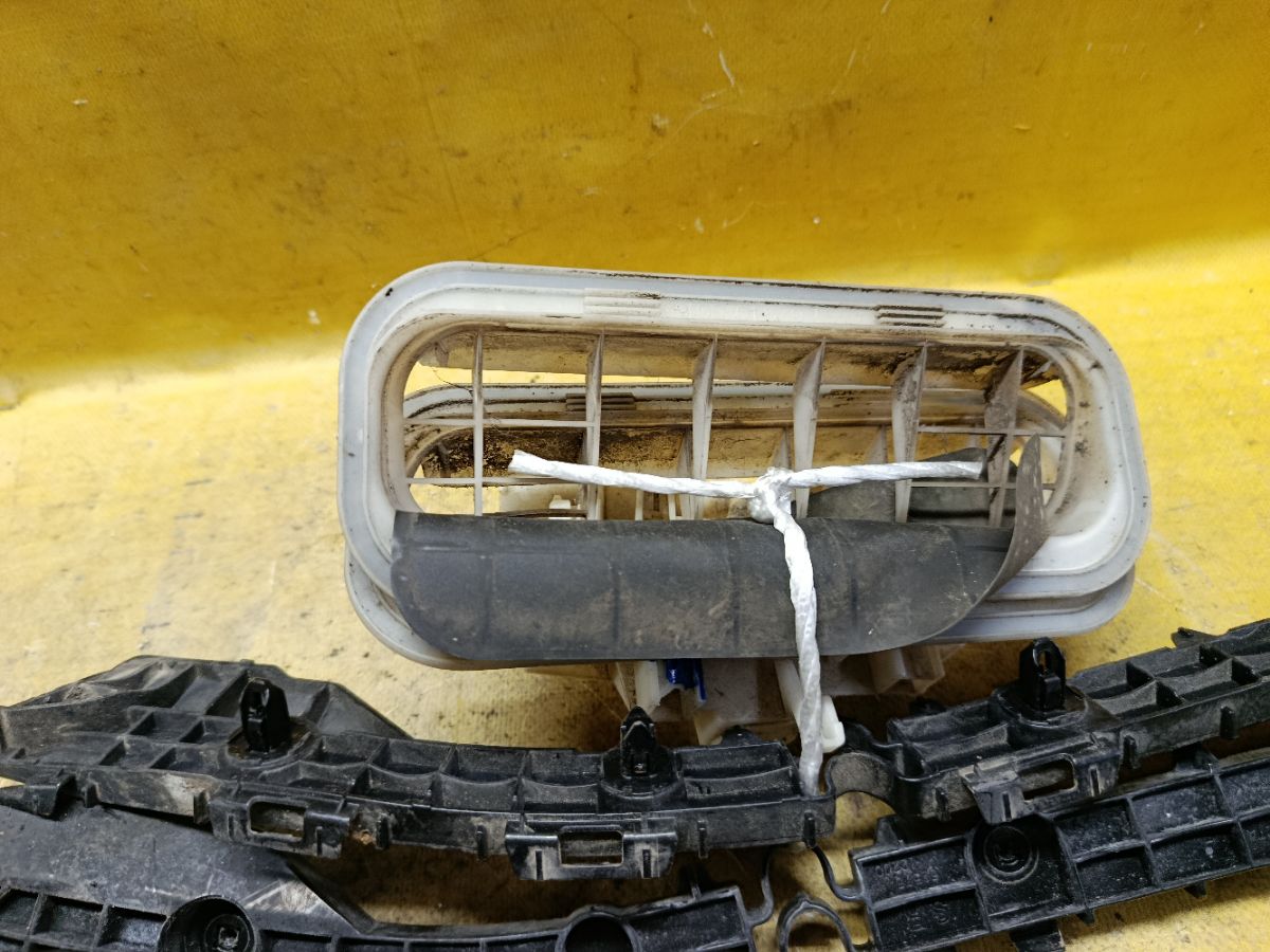 Крепление бампера 52575-12200, 52576-12200, 52563-12130, 52562-12210, 62940-30150 на Toyota Corolla Axio NZE164 Фото 2