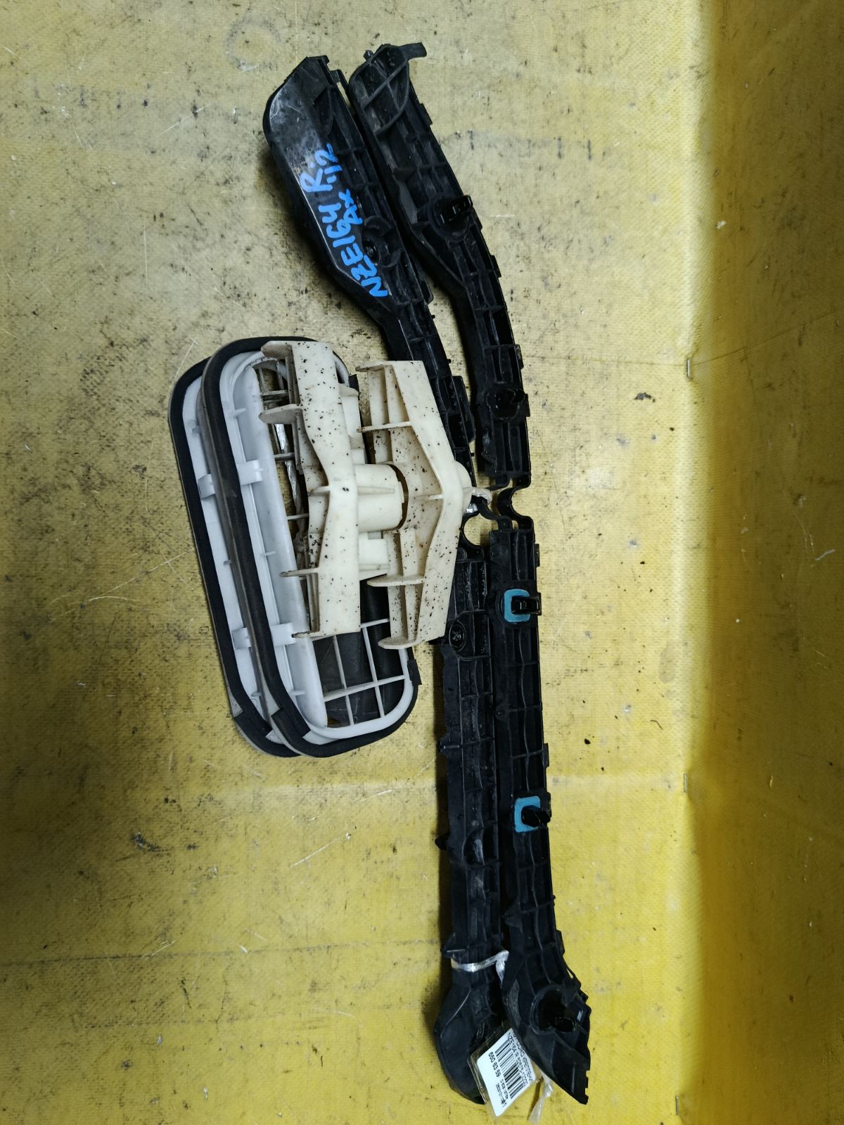 Крепление бампера 52575-12200, 52576-12200, 52563-12130, 52562-12210, 62940-30150 на Toyota Corolla Axio NZE164 Фото 3