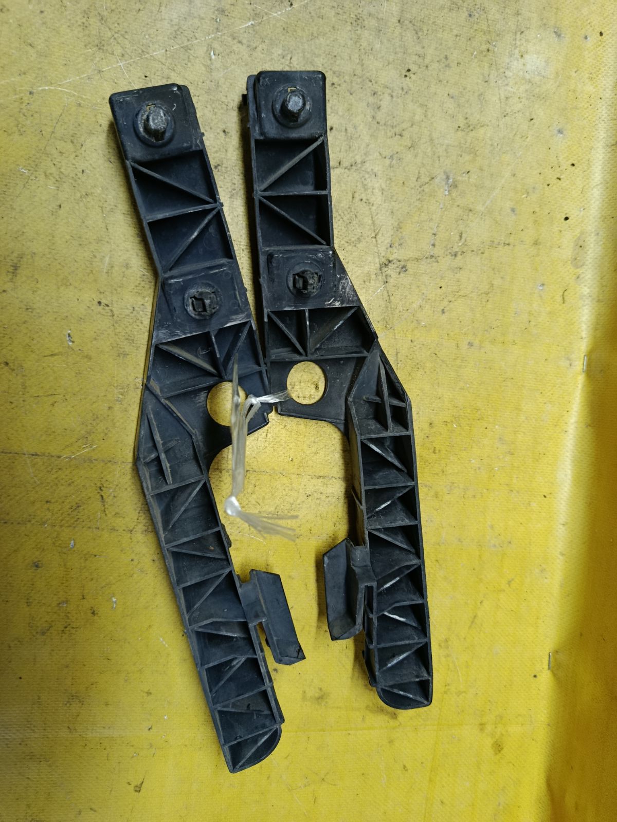 Крепление бампера на Toyota Ipsum ACM21W Фото 1