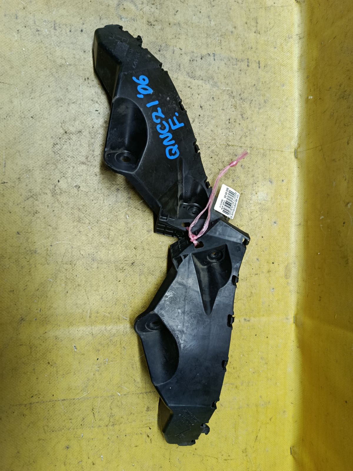 Крепление бампера 52115-B1020, 52116-B1020 на Toyota Bb QNC21 Фото 2