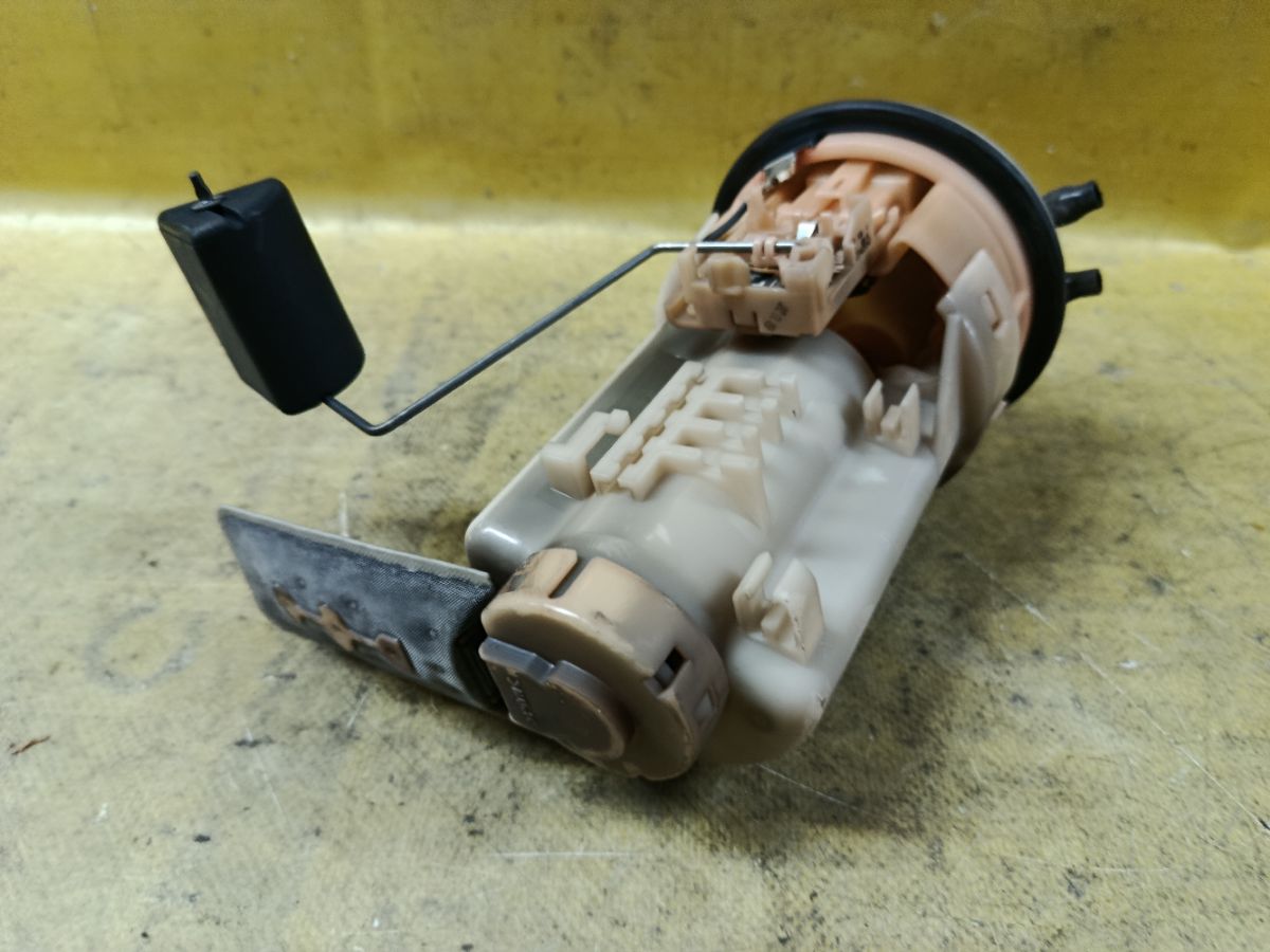 Бензонасос на Toyota Noah AZR60G 1AZ-FSE Фото 2