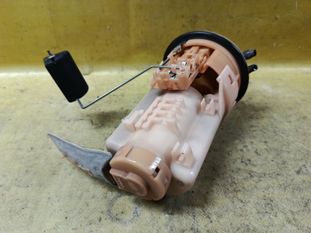 Бензонасос на Toyota Noah AZR60G 1AZ-FSE Фото 2