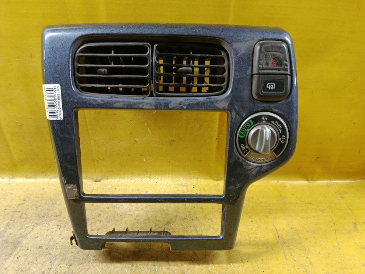 Консоль магнитофона 68260-2W100 на Nissan Terrano TR50 Фото 1