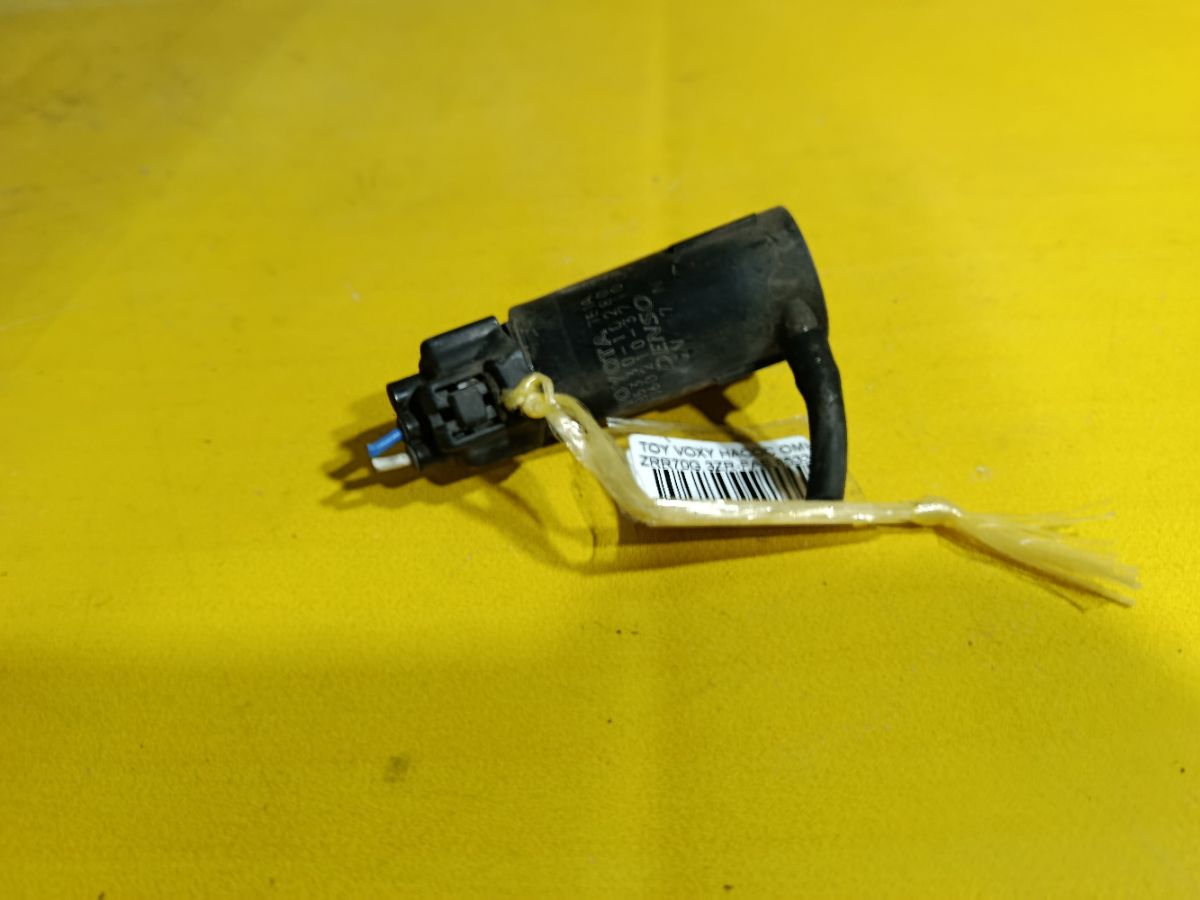 Насос омывателя стекла 85330-10280 на Toyota Voxy ZRR70G 3ZR-FAE Фото 1