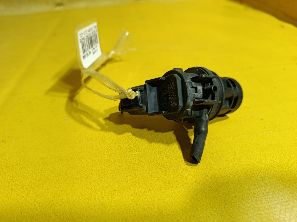 Насос омывателя стекла 85330-60160 на Toyota Vitz SCP90 2SZ-FE Фото 2