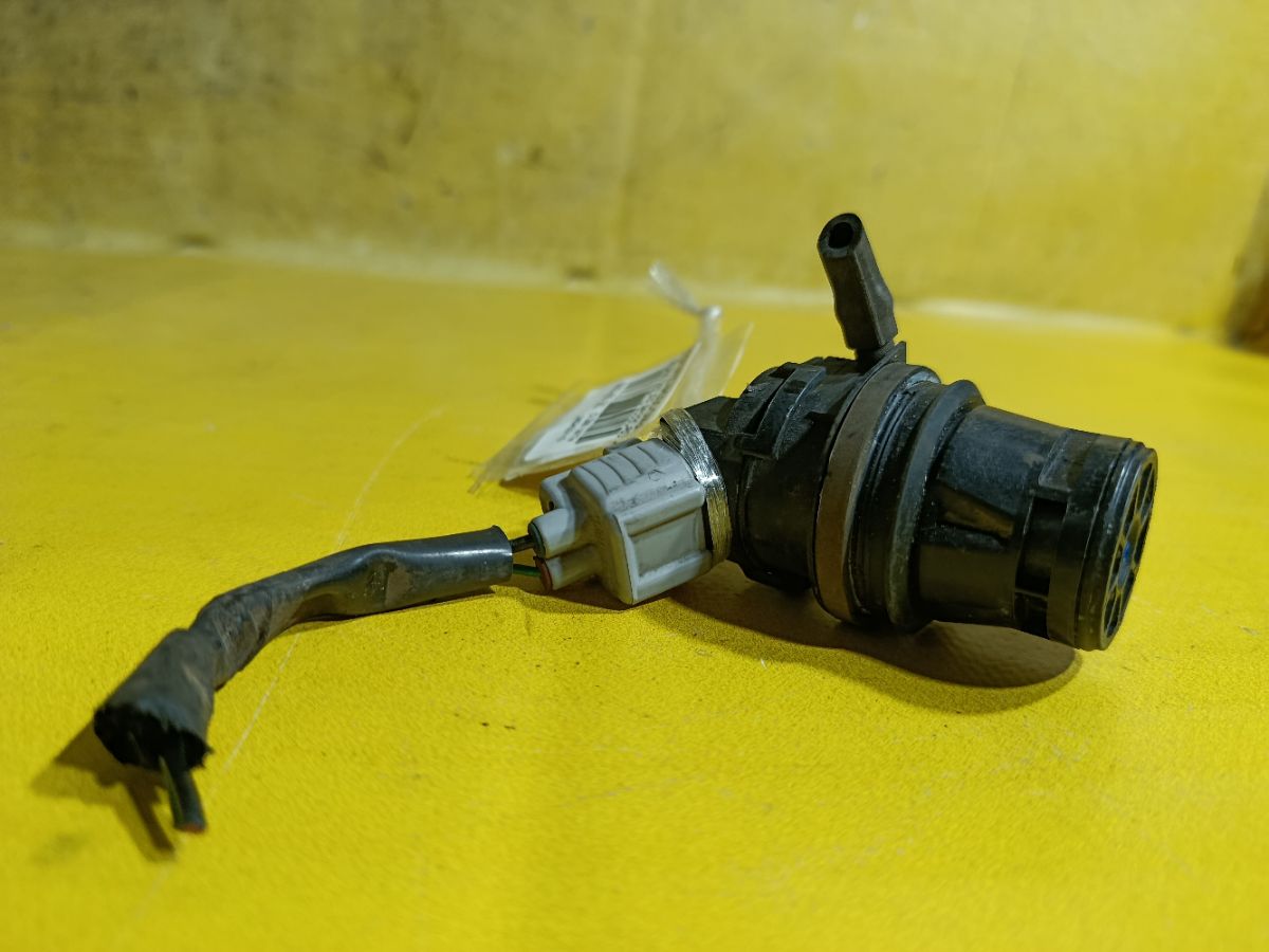 Насос омывателя стекла 85330-60160 на Toyota Vitz SCP90 2SZ-FE Фото 1