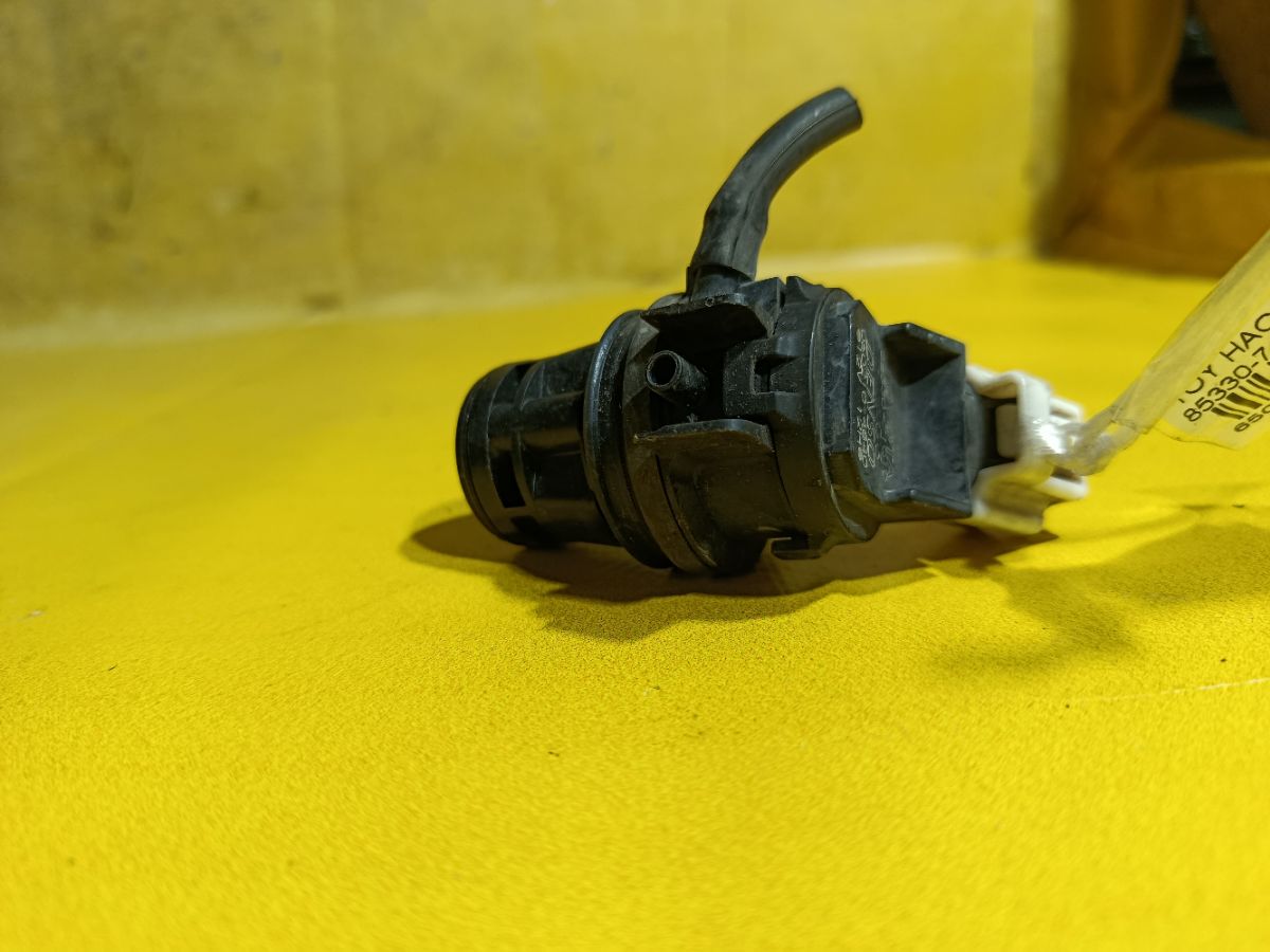 Насос омывателя стекла 85330-71010 на Toyota Фото 2