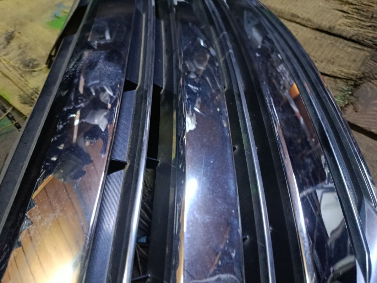 Решетка радиатора 62310-1A21B на Nissan Serena HC26 Фото 7