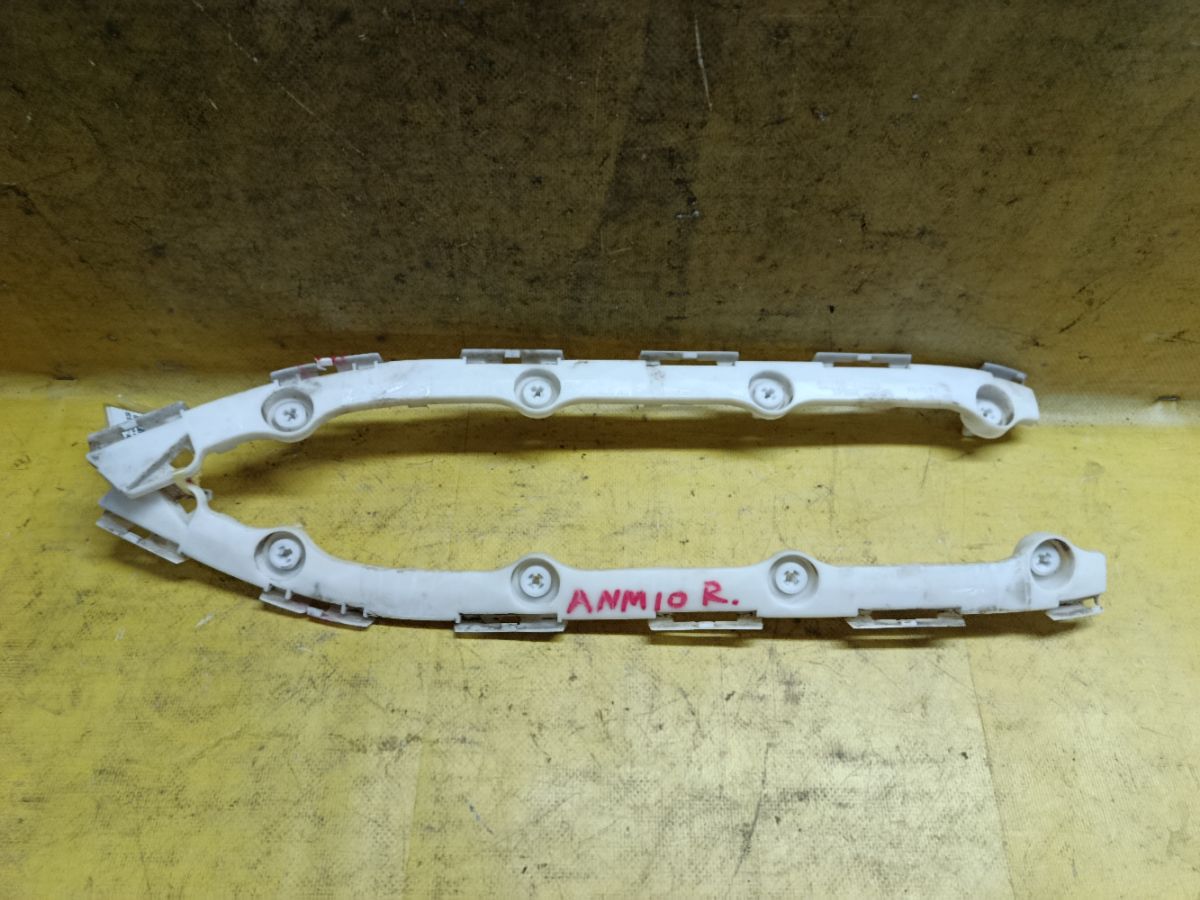Крепление бампера 52156-44030, 52155-44060 на Toyota Isis ANM10G Фото 1