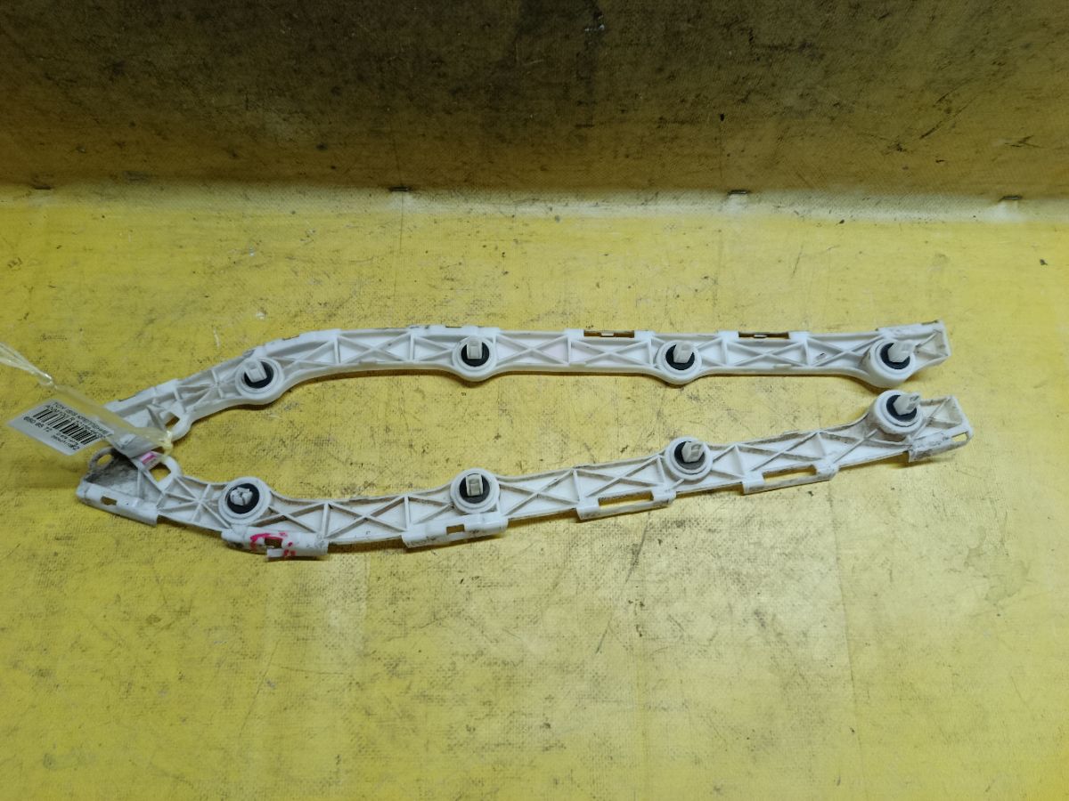 Крепление бампера 52156-44030, 52155-44060 на Toyota Isis ANM10G Фото 4