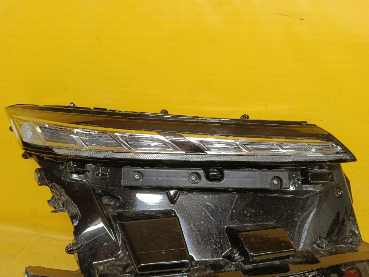 Фара V1-4 V1-4,81110-V1082 на Toyota Voxy ZVR90W Фото 3