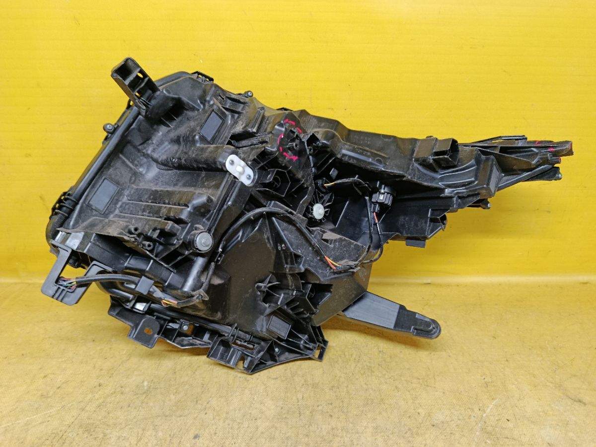 Фара V1-3 V1-3,81110-V1050 на Toyota Voxy ZWR90W Фото 6