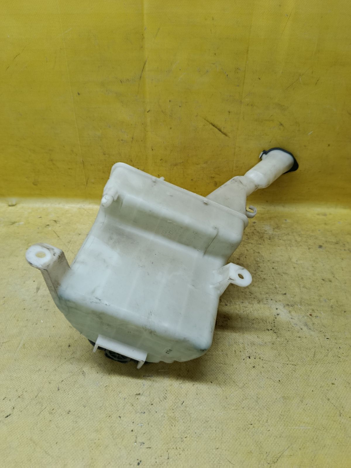 Бачок омывателя 85315-52050 на Toyota Funcargo NCP20 Фото 2