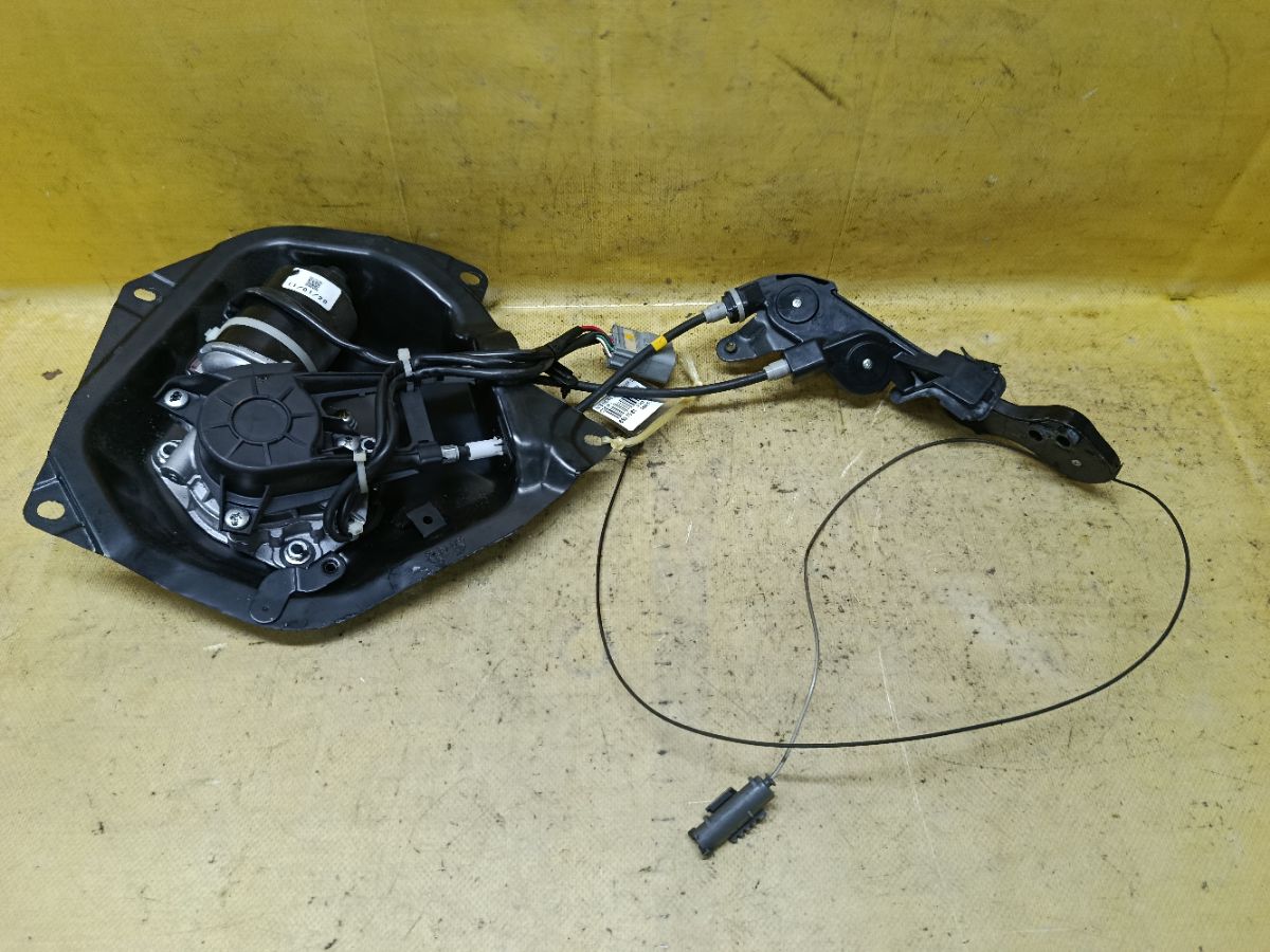 Доводчик двери на Nissan Serena C26 Фото 2