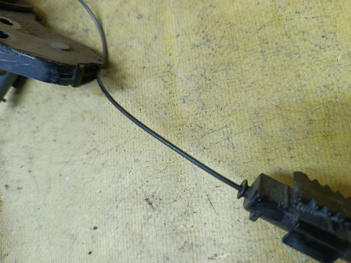 Доводчик двери на Nissan Serena C26 Фото 4