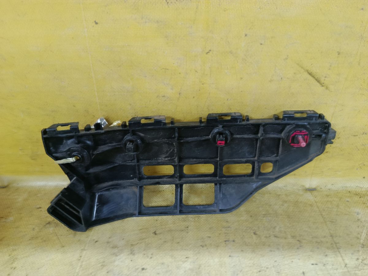 Крепление бампера на Toyota Noah ZRR80G Фото 4